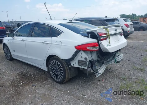 2018 Ford Fusion Energi Titanium z USA, uszkodzony, nr VIN 3FA6P0SU1JR223645